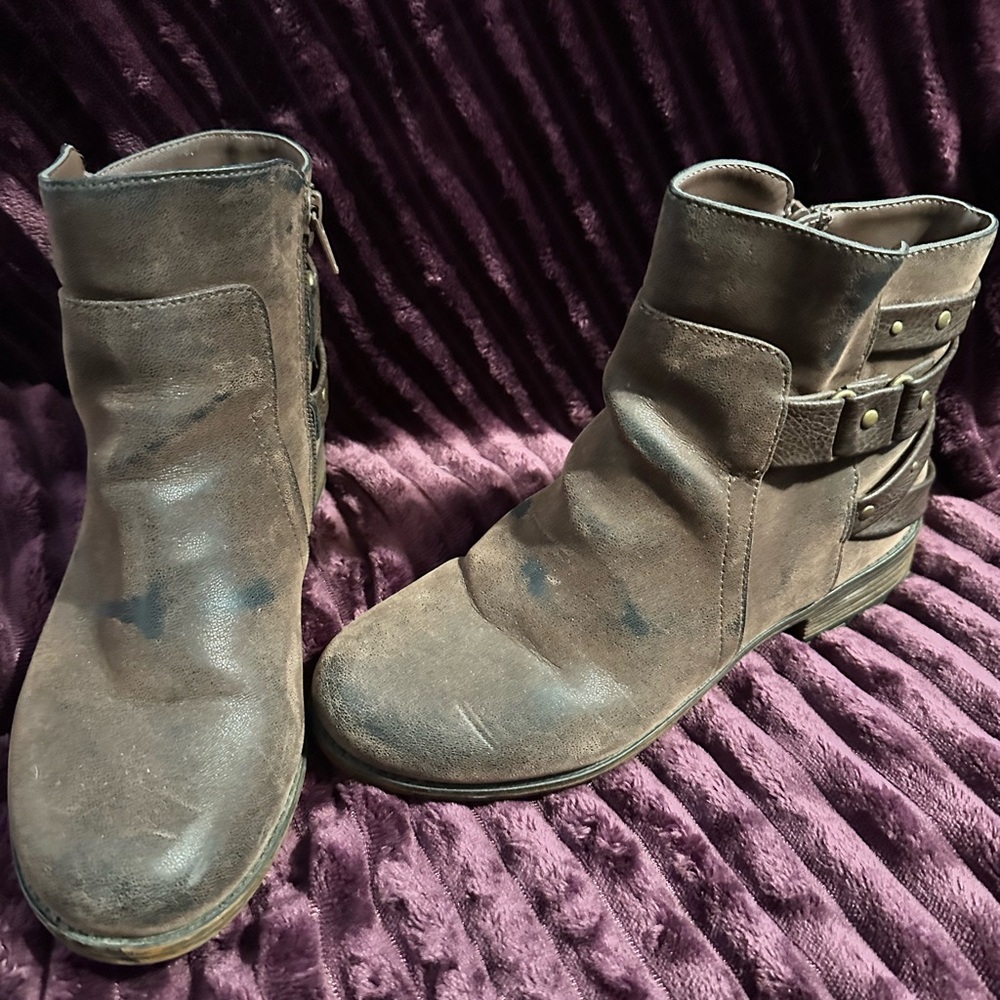 Stylish Brown with Distressed Black Ankle Boots Size 6M